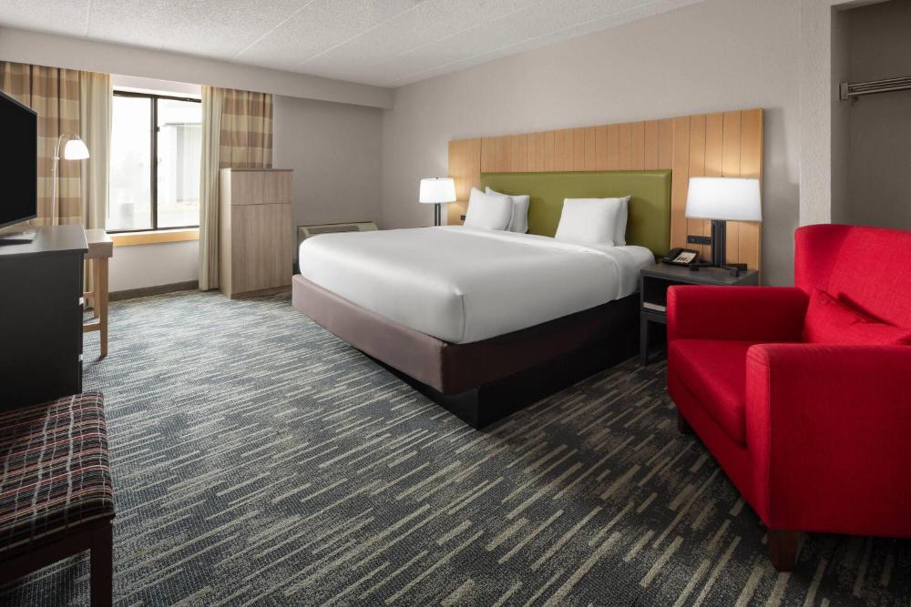 King Room with Mobility Access and Bathtub with Grab Bars, Non-Smoking interior